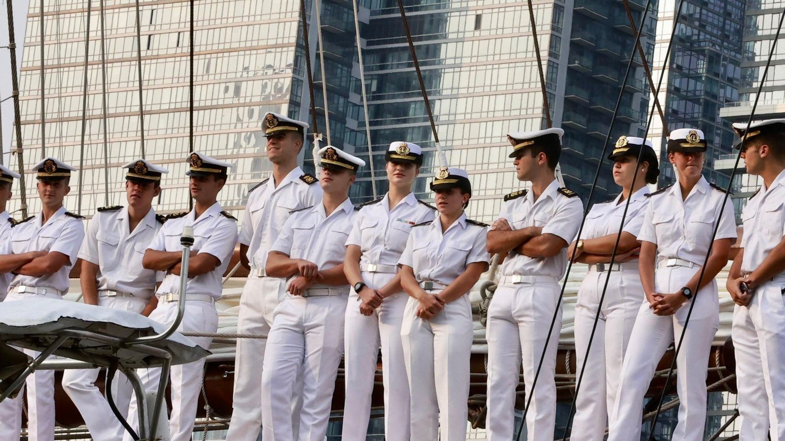 La princesa de Asturias con sus compañeros en el 'Elcano' en Nueva York.