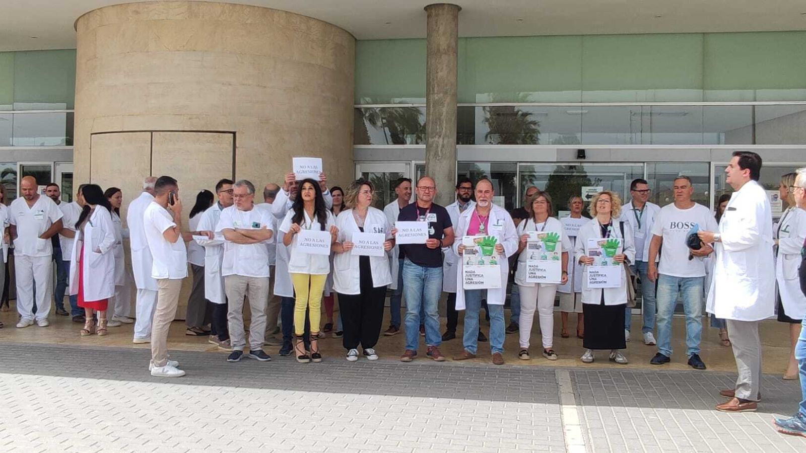 Concentración en la puerta principal del Hospital La Inmaculada de Huércal-Overa