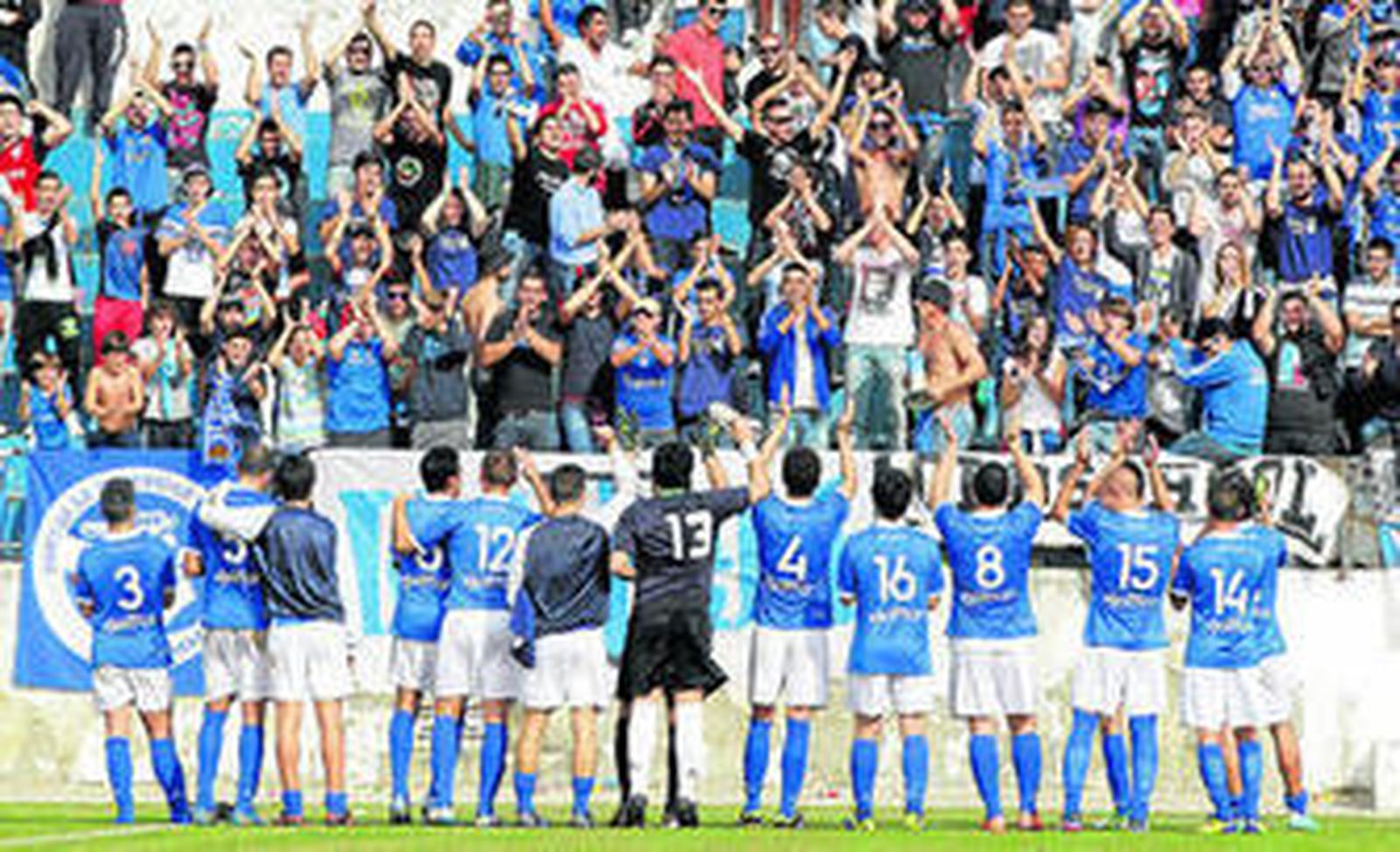 Los jugadores del Xerez DFC celebran la novena victoria con sus aficionados, una imagen que se repite todas las semanas desde el inicio de Liga.