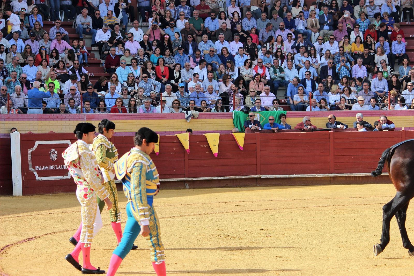 Un cartel de toreros con interés inicia el paseíllo ante una plaza con sus tendidos repletos de un público expectante en una tarde que no decepcionó.