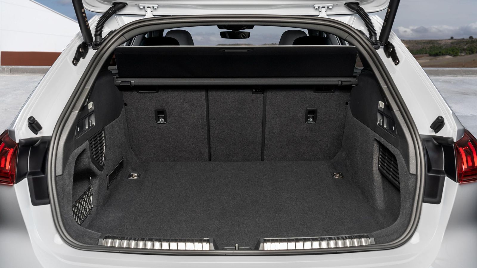 En el espacio de carga de la carrocería familiar, el plano de carga no enrrasa con el suelo del maletero: hay un escalón de 10 cm en todas las versiones.