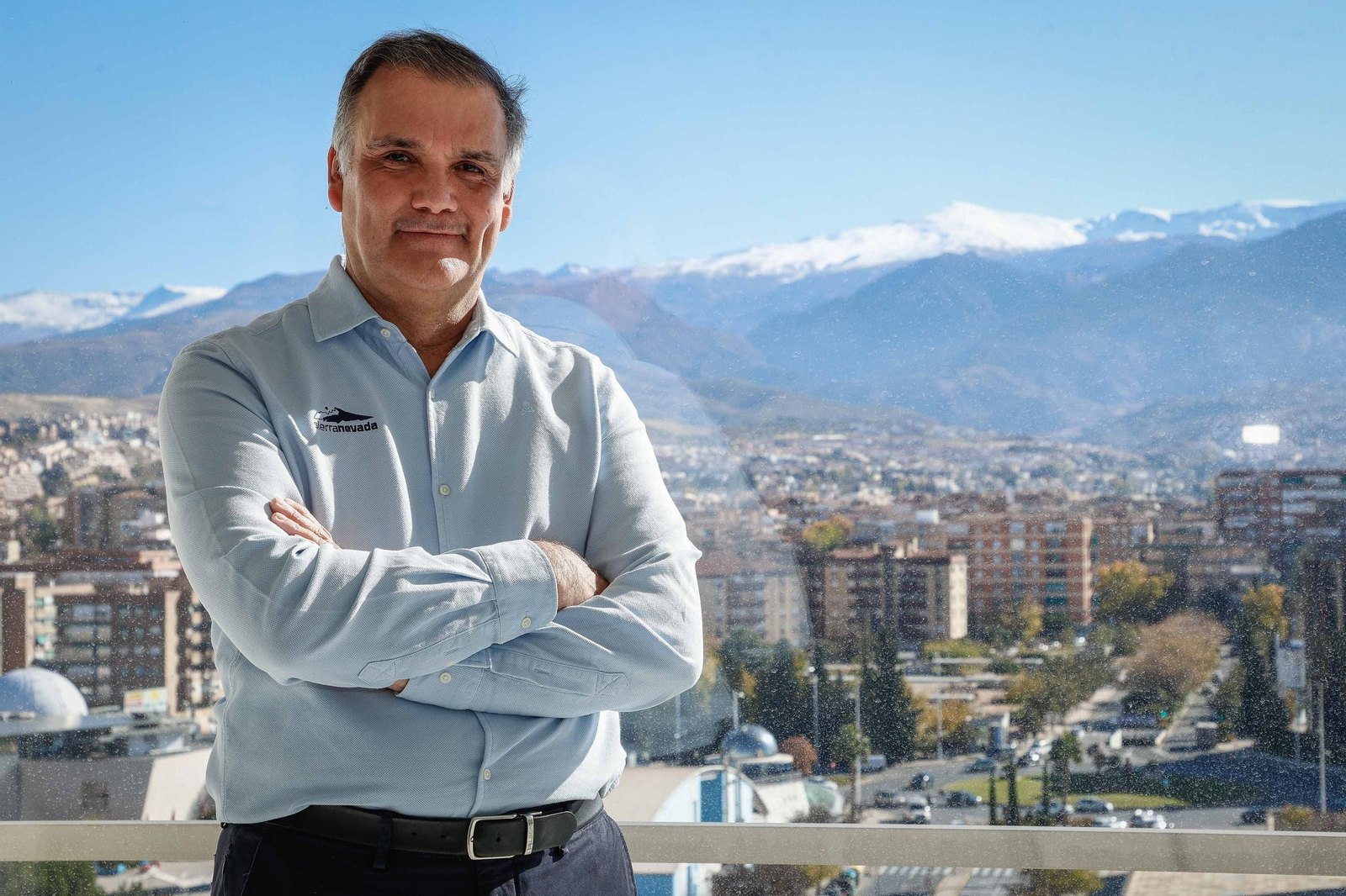 Jesús Ibáñez, consejero delegado de Cetursa Sierra Nevada, en el mirador de la Fundación CajaGranada