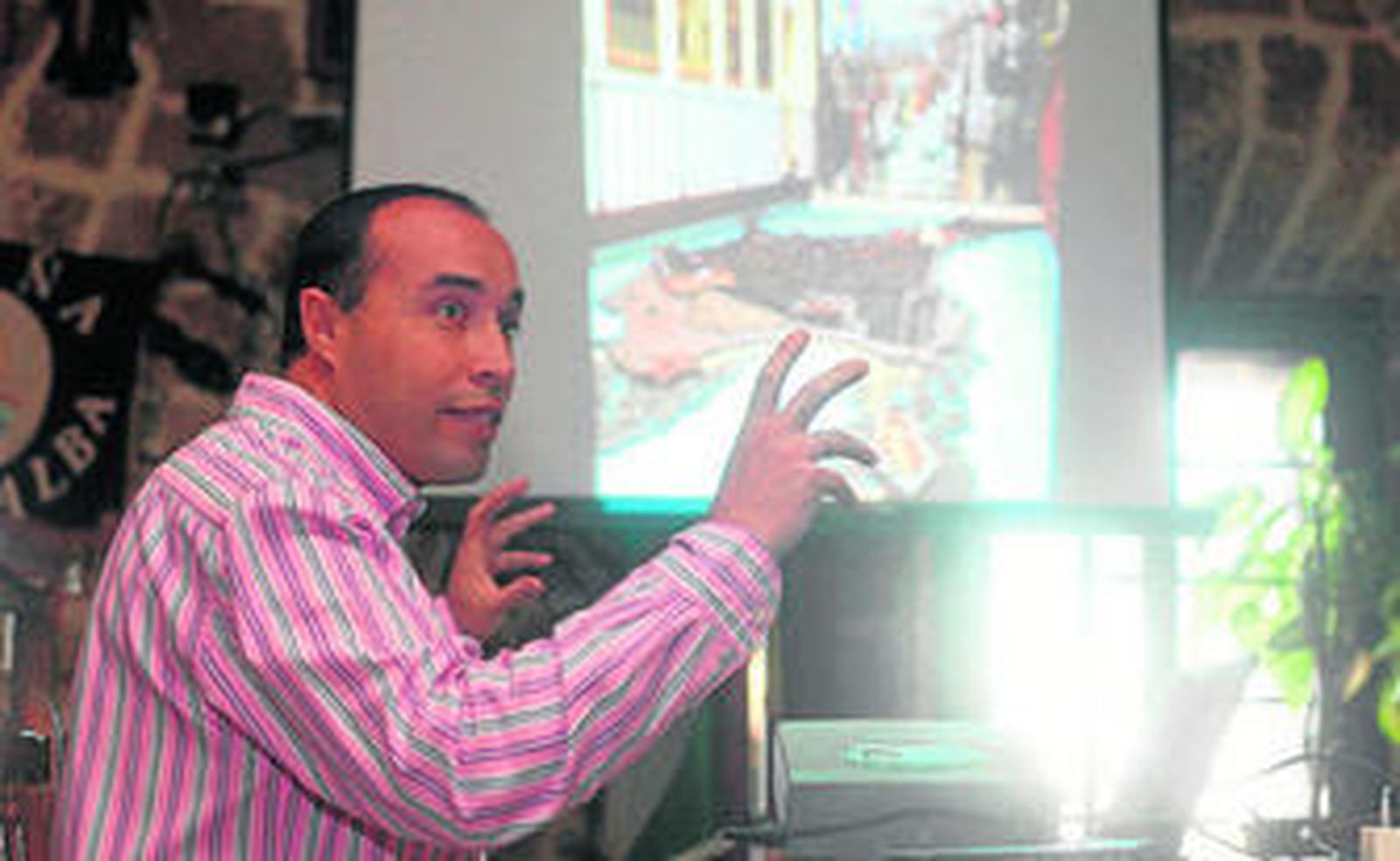 Daniel Rodríguez explicó el proyecto a directores y autores de agrupaciones en la peña Paco Alba.