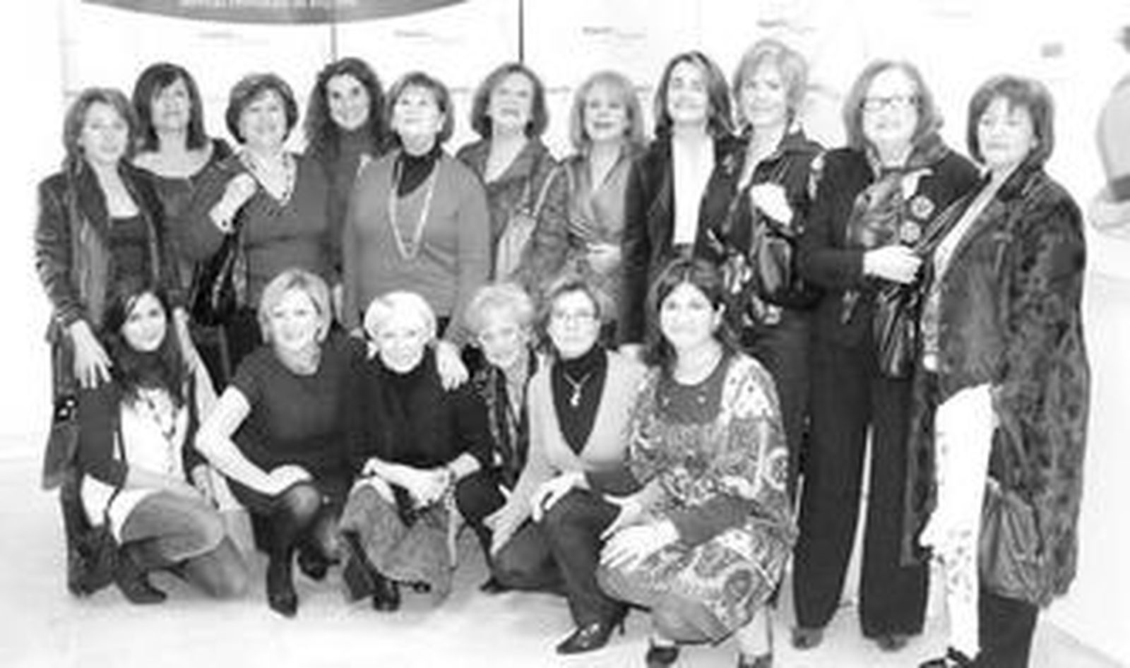 Paqui Vega junto al grupo de sus alumnas que muestras sus obras pictóricas en el Espacio de Mujeres de Diputación.