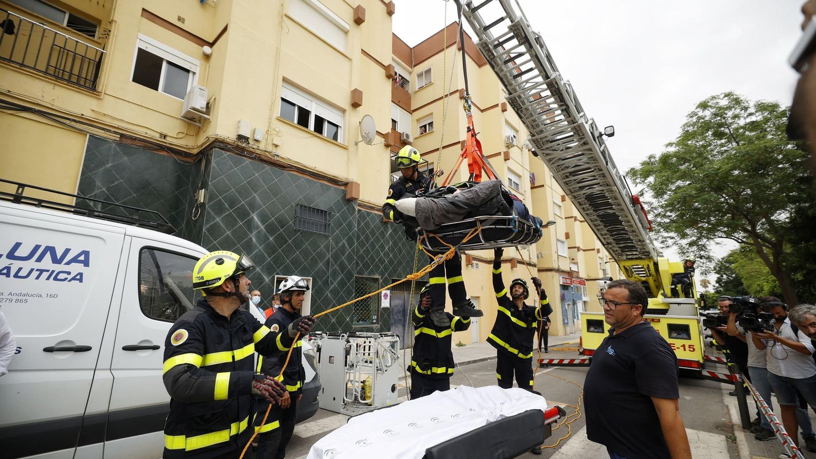 Los bomberos bajan Jose Mari, el hombre de 300 kilos de San Fernando, para trasladarlo al hospital. Los bomberos bajan Jose Mari, el hombre de 300 kilos de San Fernando, para trasladarlo al hospital.