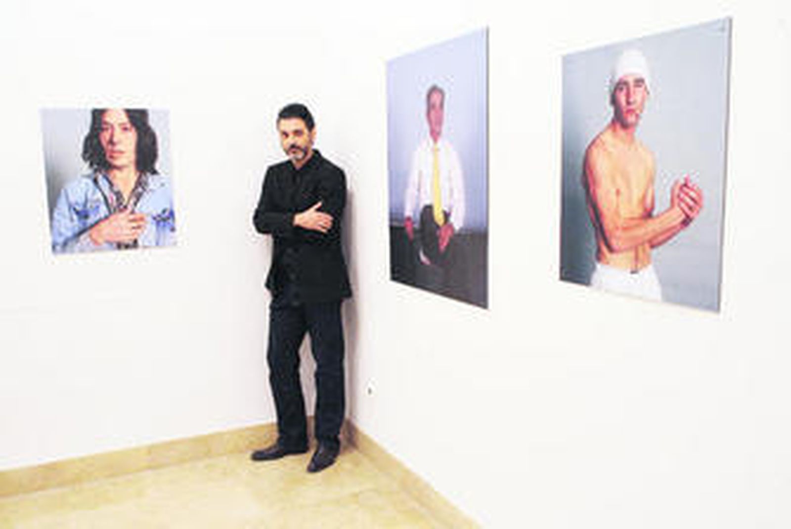 Agustín Hurtado, uno de los profesores del curso, junto a sus cuadros en la exposición 'Ráfagas'.