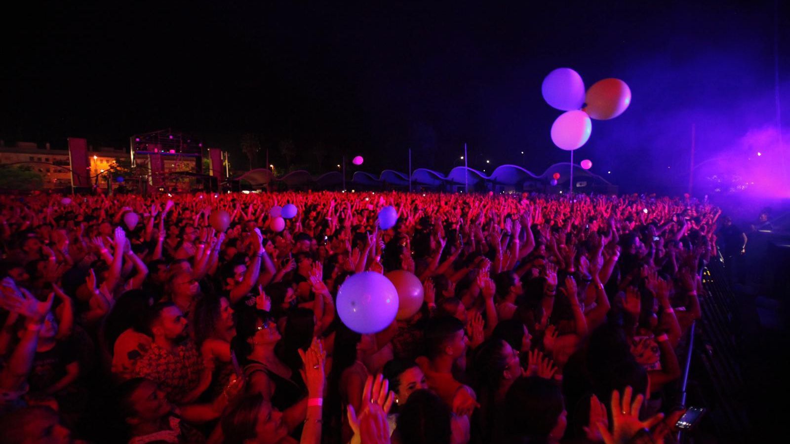 El público de Isla Cristina se volcó con Manuel Carrasco