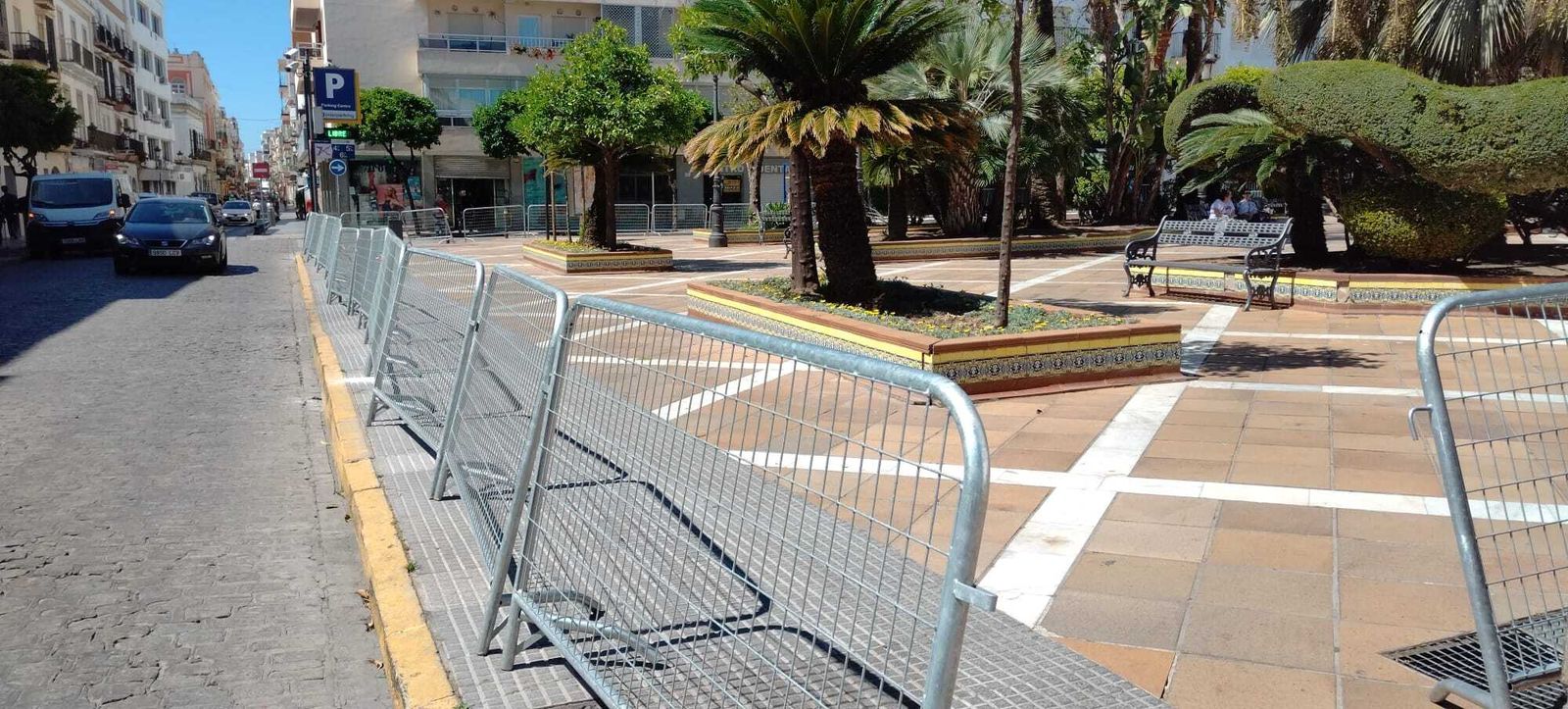 Una imagen de las vallas instaladas  en la plaza Peral.