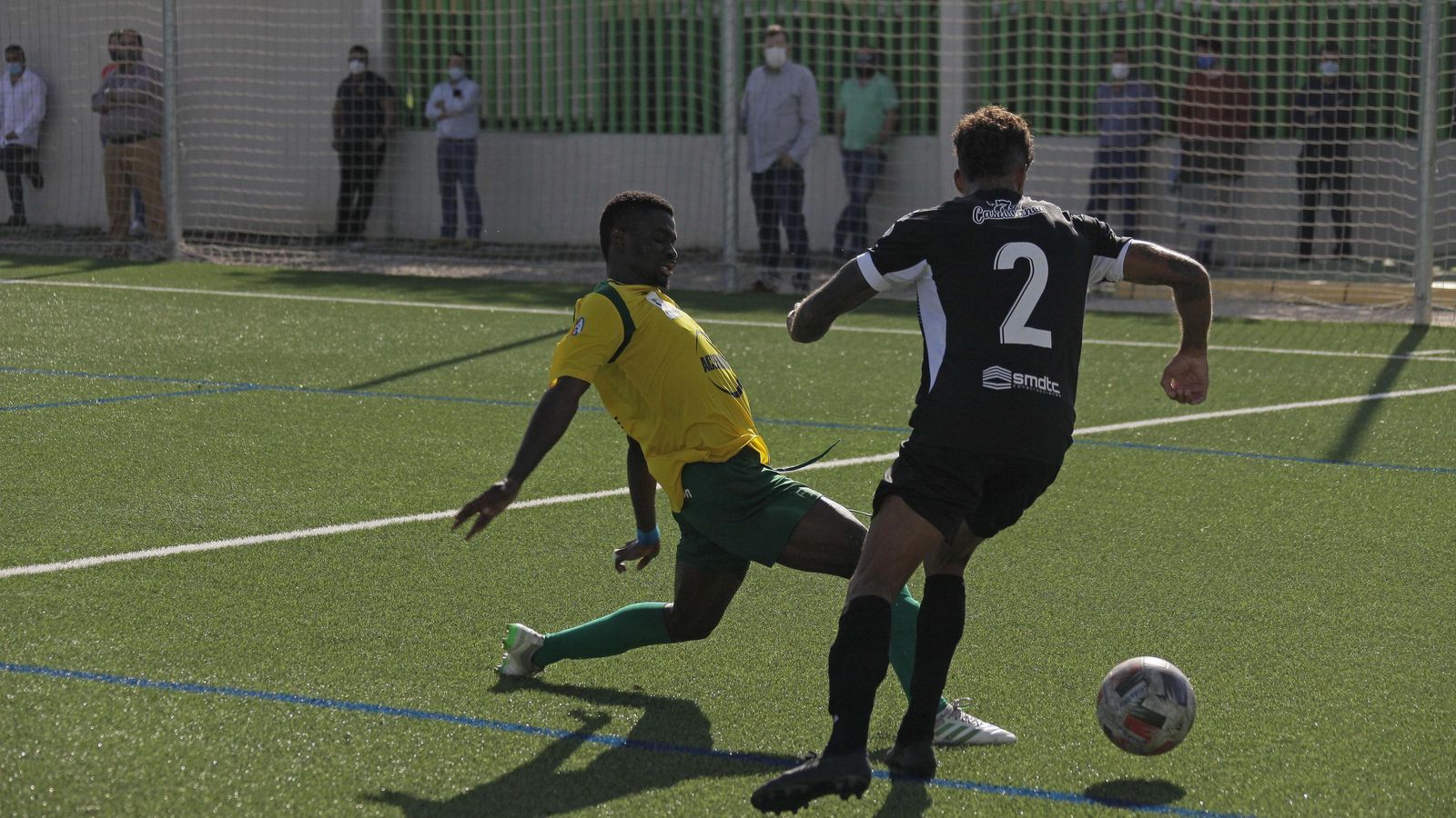 Un jugador de la Unión despeja el balón