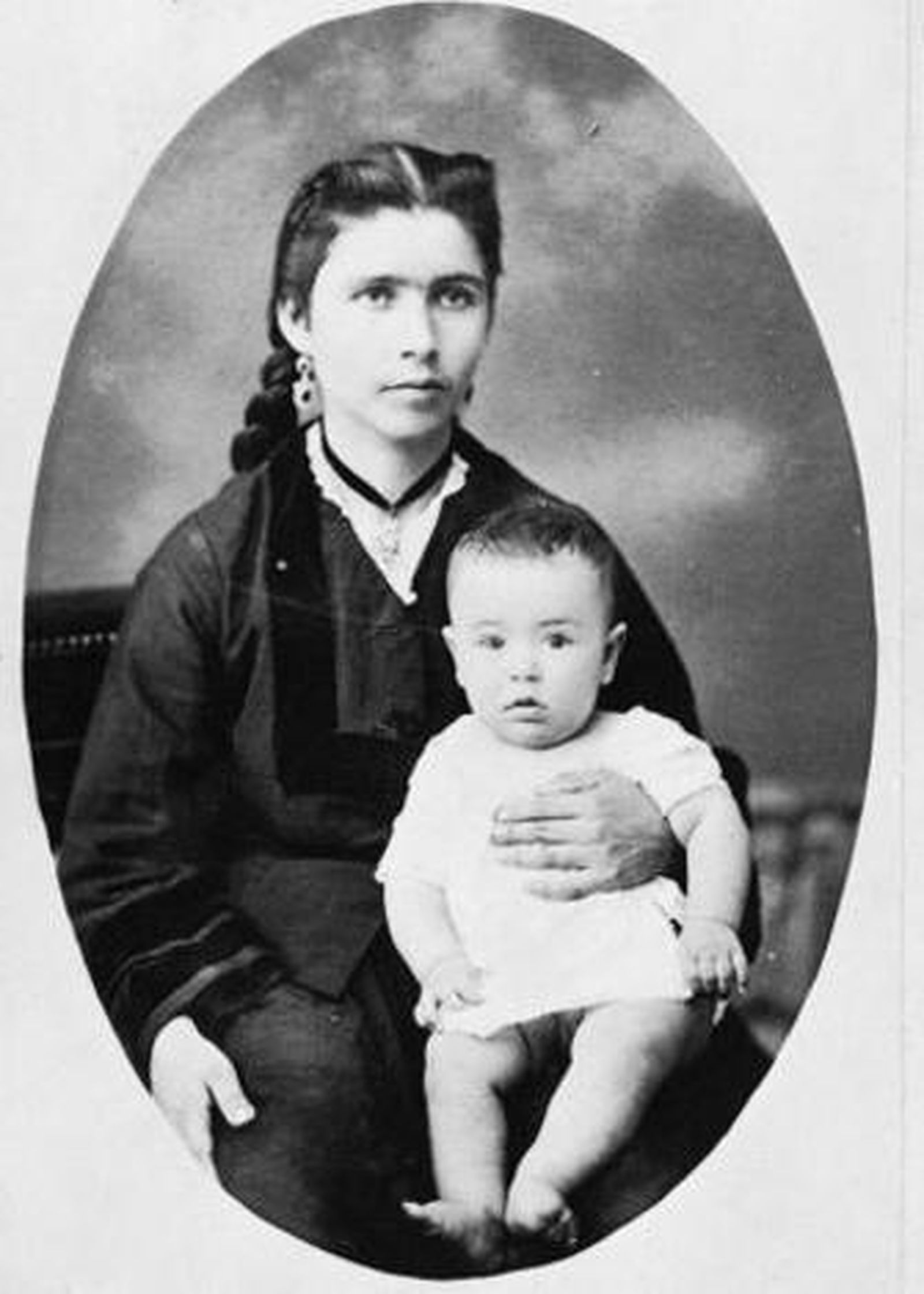 Falla, con su tata La Morilla. Cádiz, hacia 1876-77.