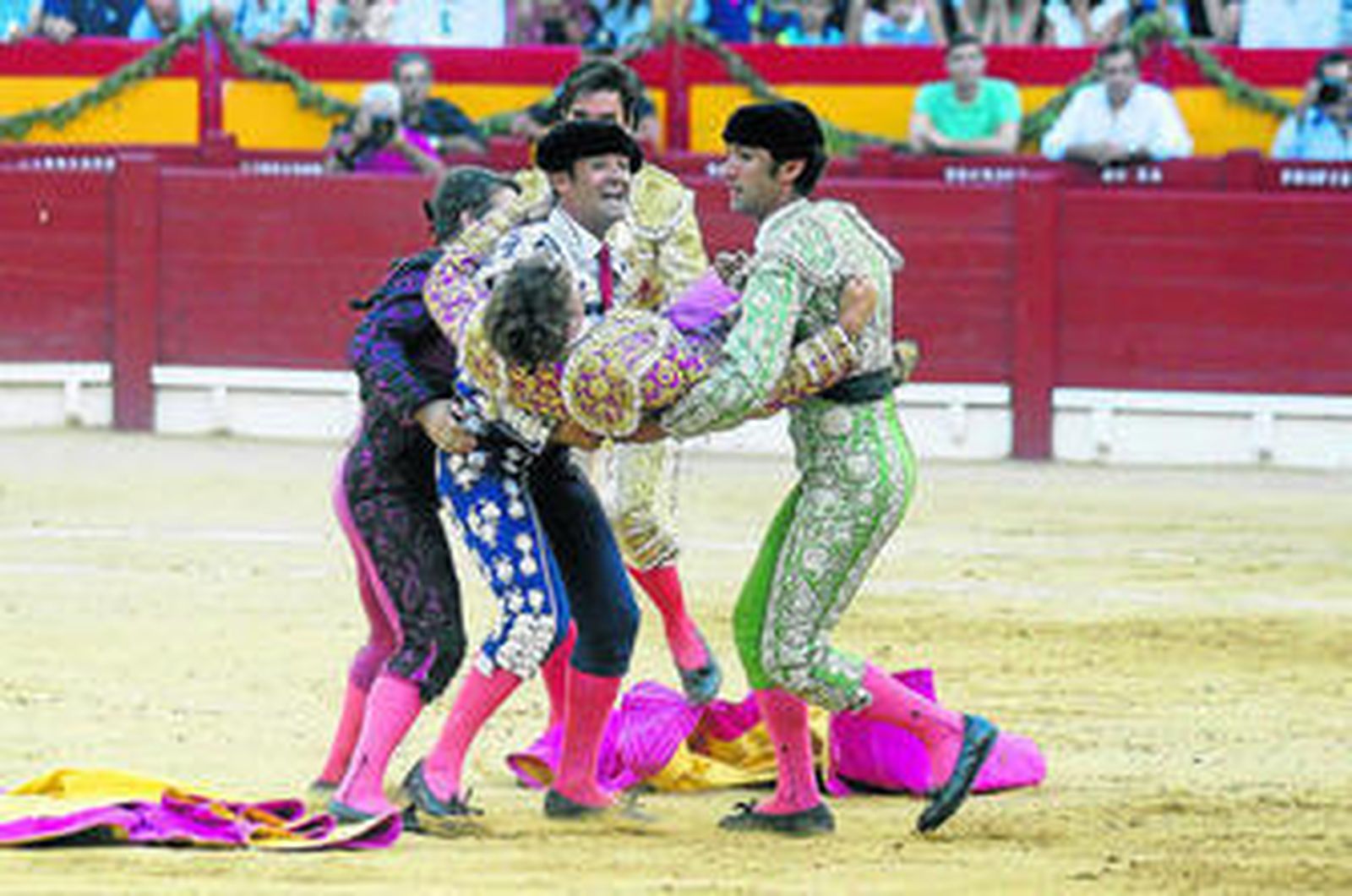 Manuel Escribano, que sangraba abundantemente, es trasladado por las asistencias a la enfermería.