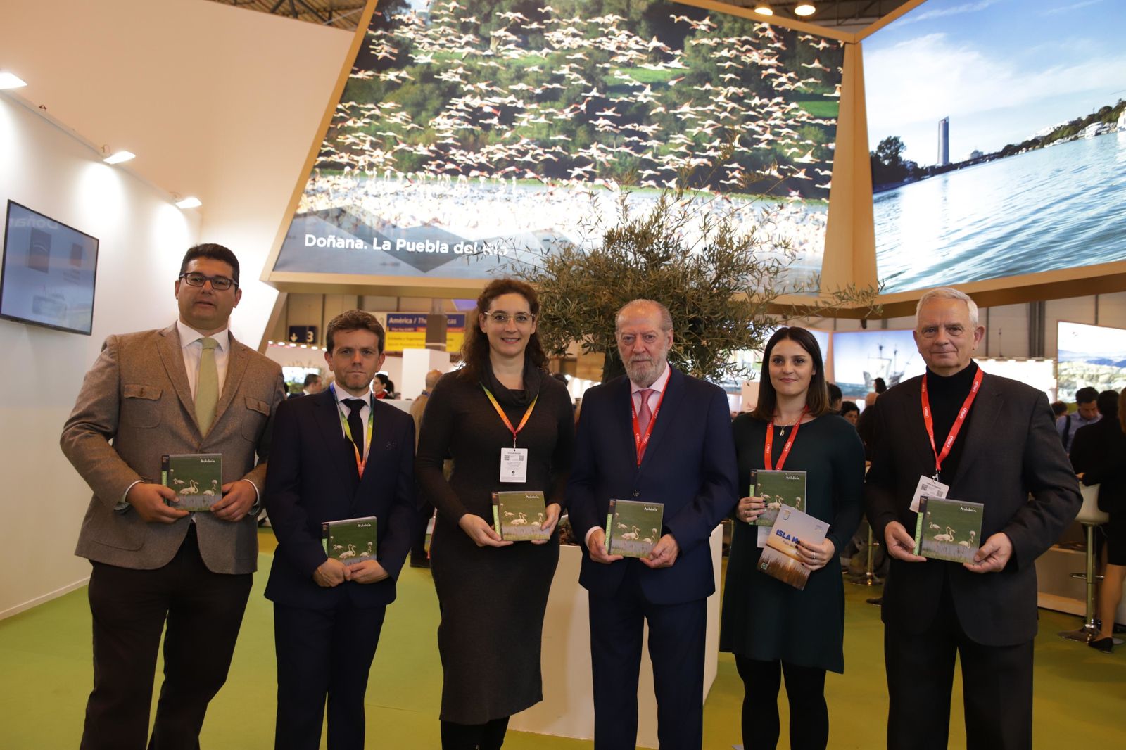 El presidente de la Diputación de Sevilla, en Fitur con los representantes de los municipios de la Doñana sevillana.