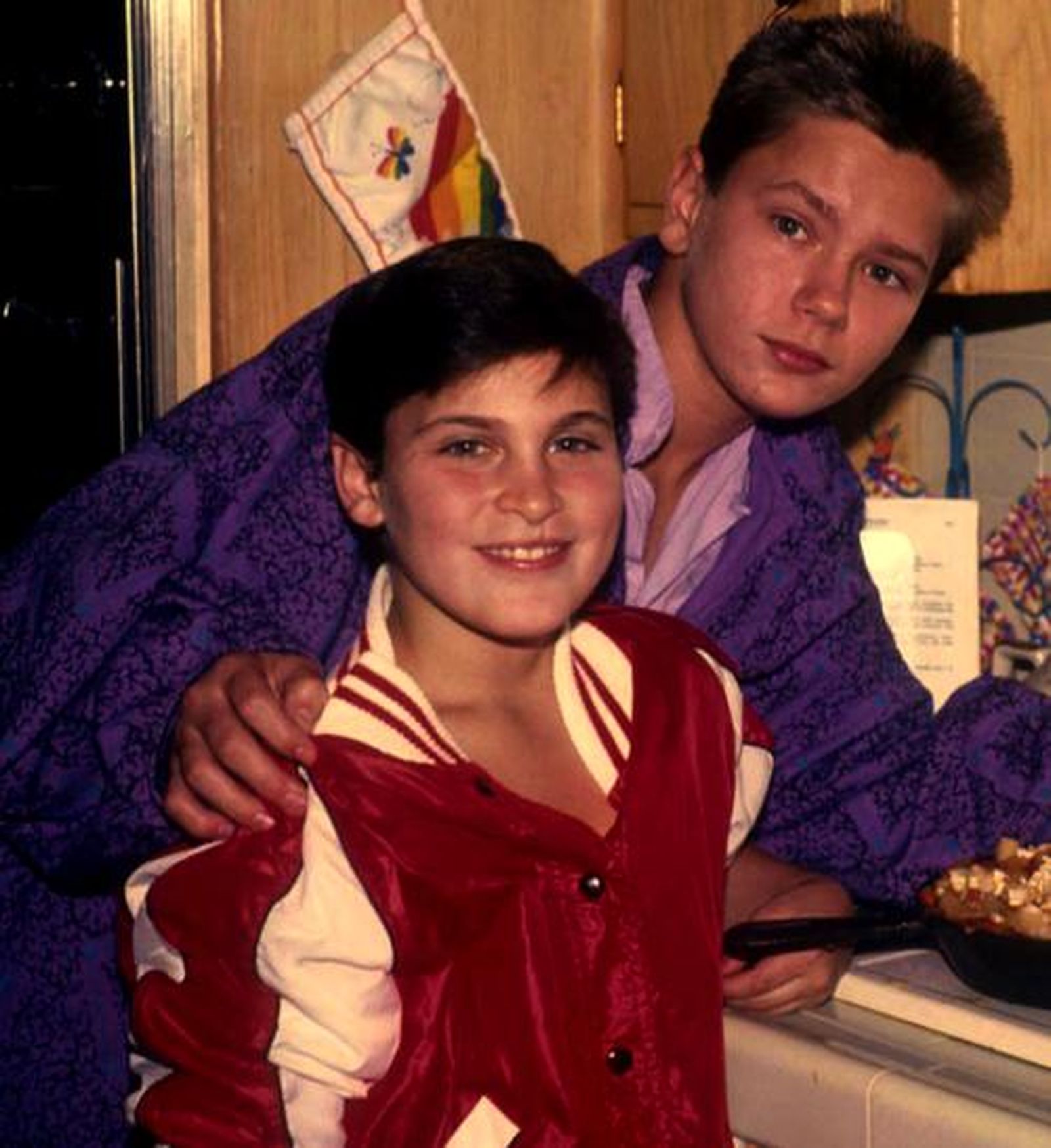 Joaquin (el de abajo) , con su hermano mayoir, River Phoenix.
