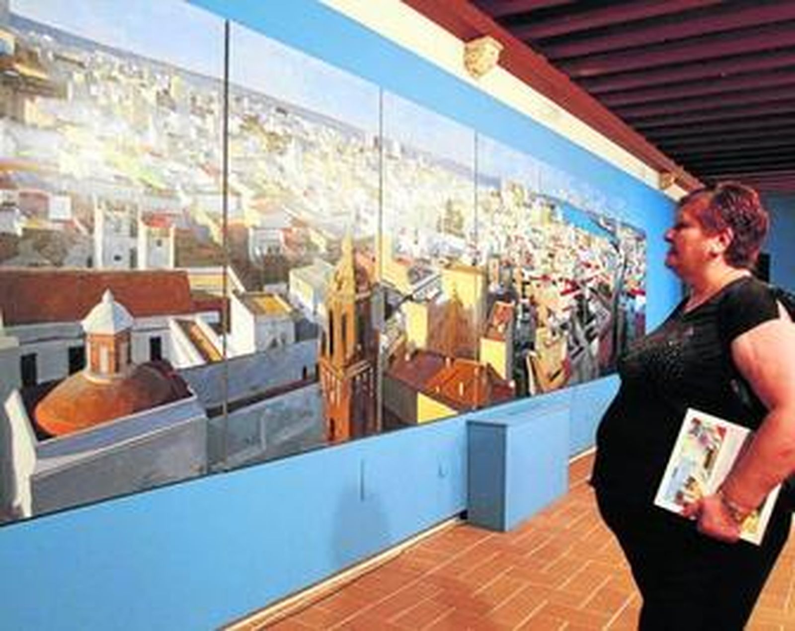 Una visitante observa la muestra que permanecerá hasta octubre en el fuerte.