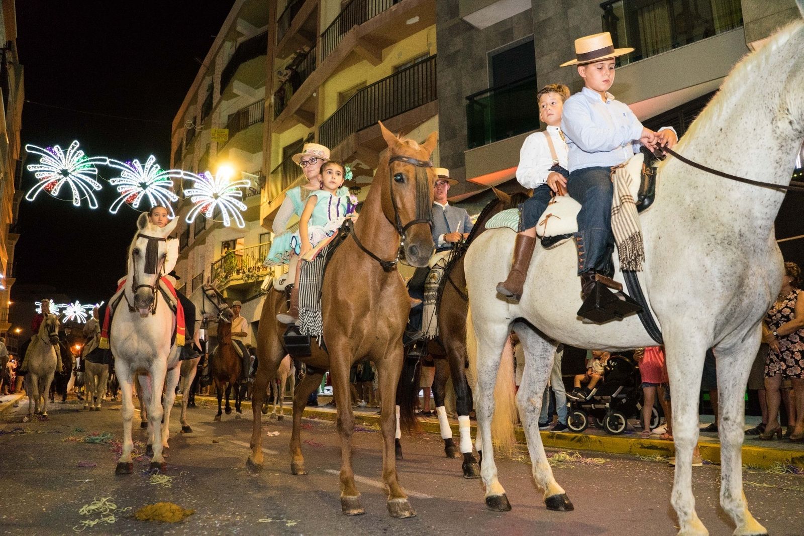 Fotogalería de las fiestas de Adra con el desfile de carrozas y la actuación de Juan Mena