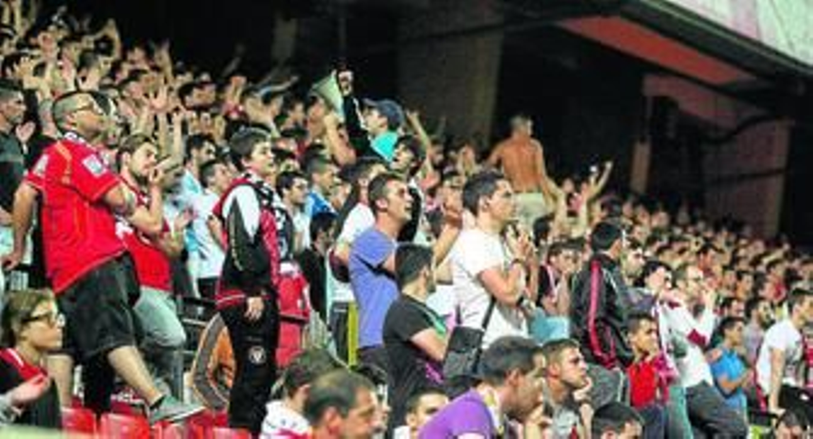 Diego López yace en el suelo tras simular una agresión de Cala, acción por la que debió ver la segunda tarjeta amarilla.