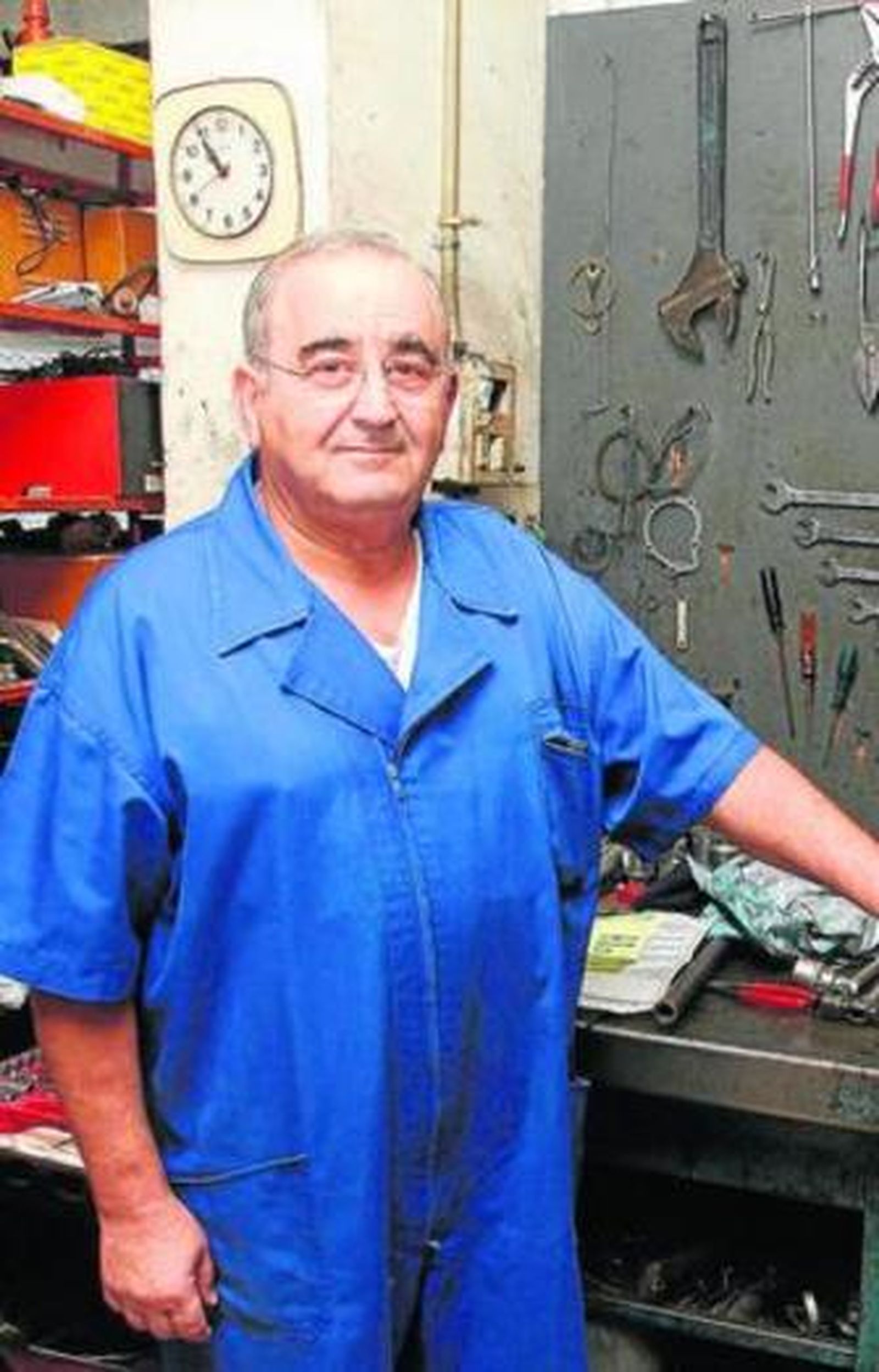 Pepe Barroso, entre herramientas, en su taller.