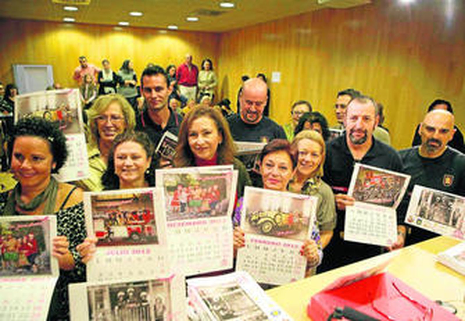 Tres de los modelos, con un coche escala de 1924.