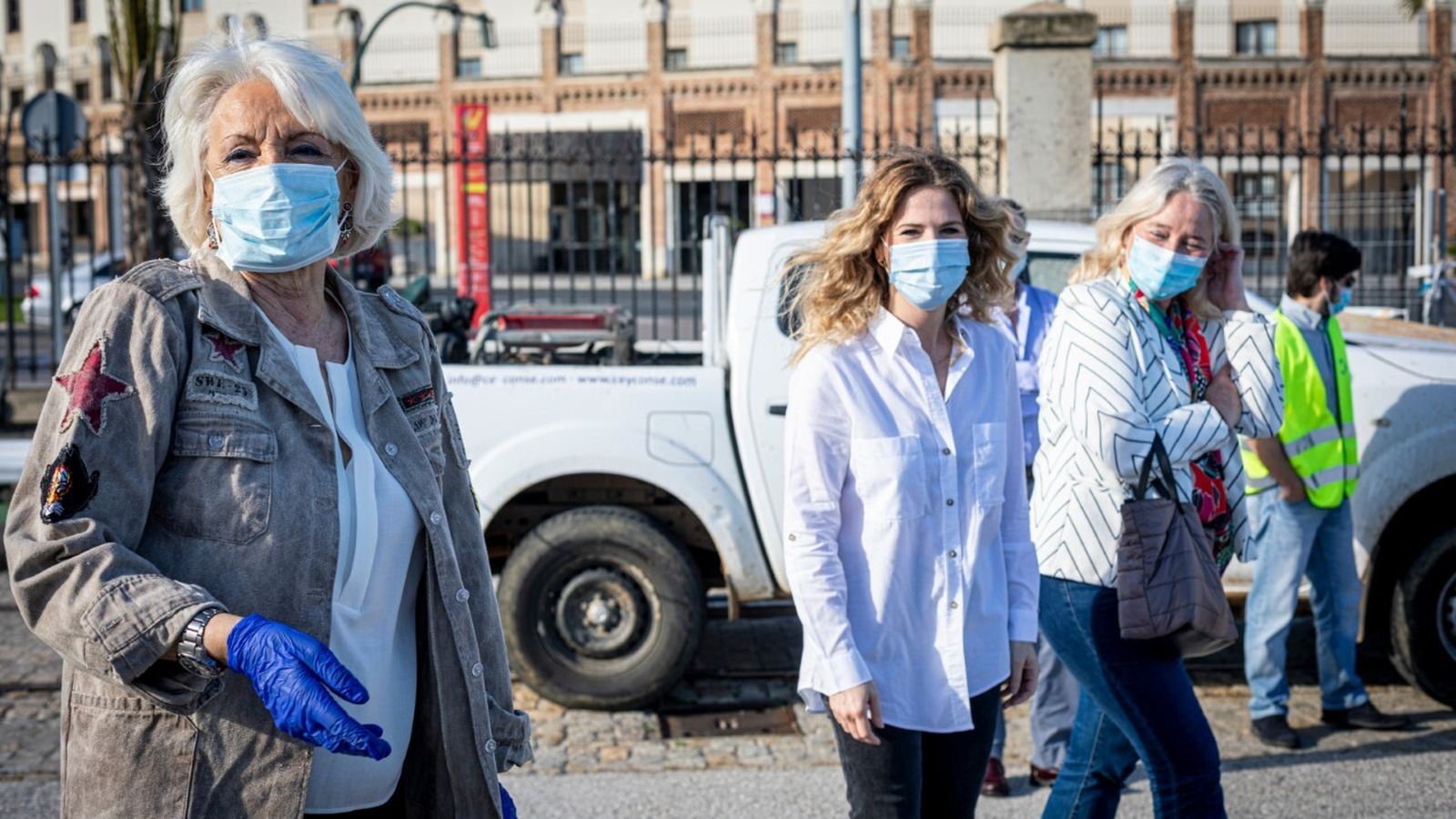 Teófila Martínez, Ana Mestre y Mercedes Colombo durante la visita de esta mañana al puerto de Cádiz.