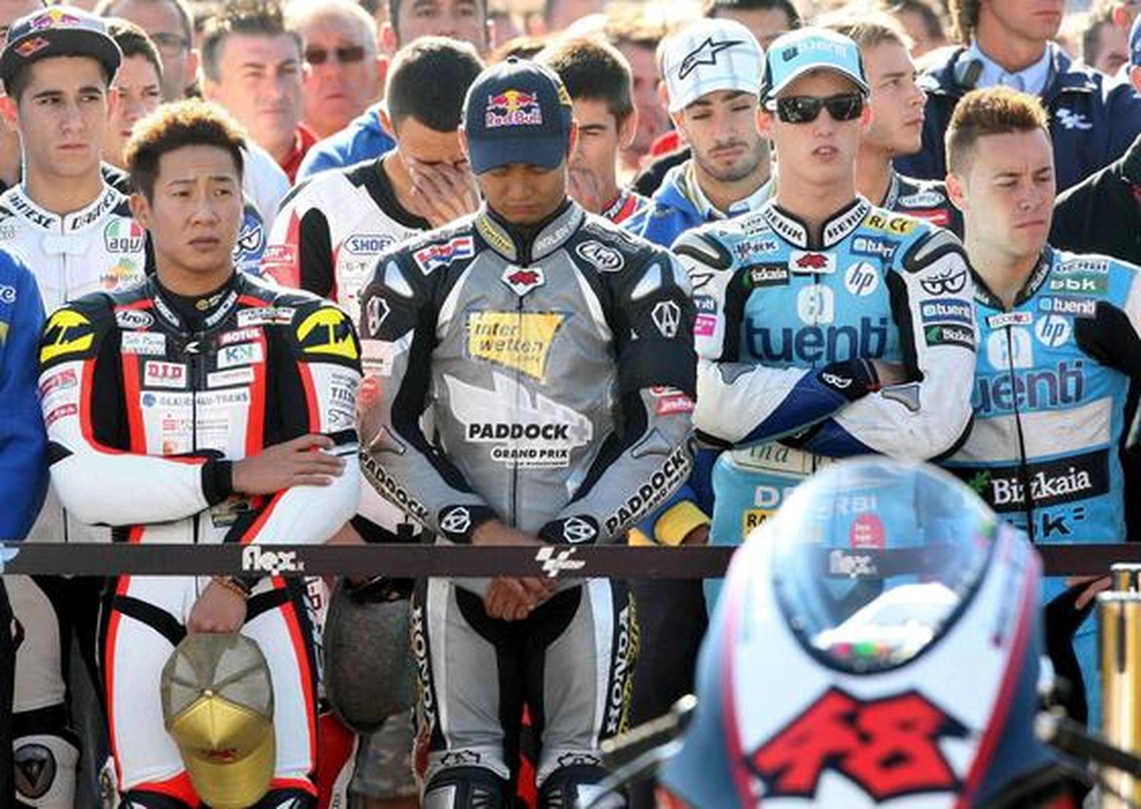 Minuto de silencio por la muerte del piloto japonés Shoya Tomizawa.

Foto: Efe