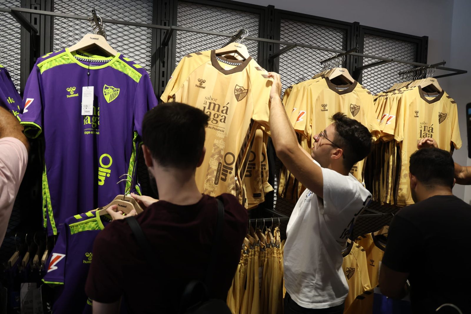 Así lucen la segunda y tercera camiseta del Málaga CF en la tienda