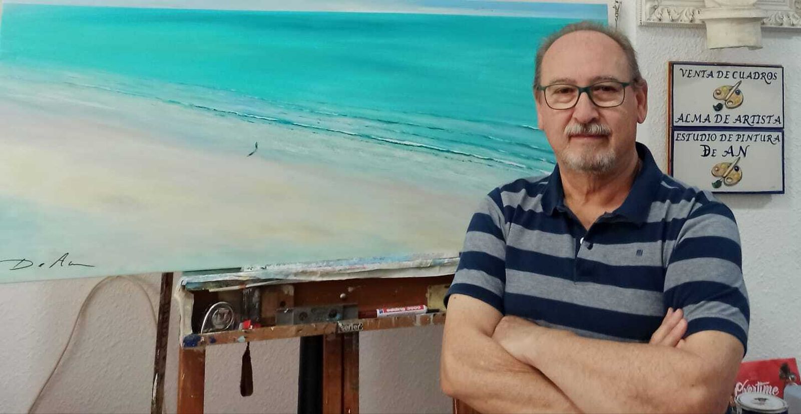 El pintor, junto a una de las obras expuesta en La Galería.