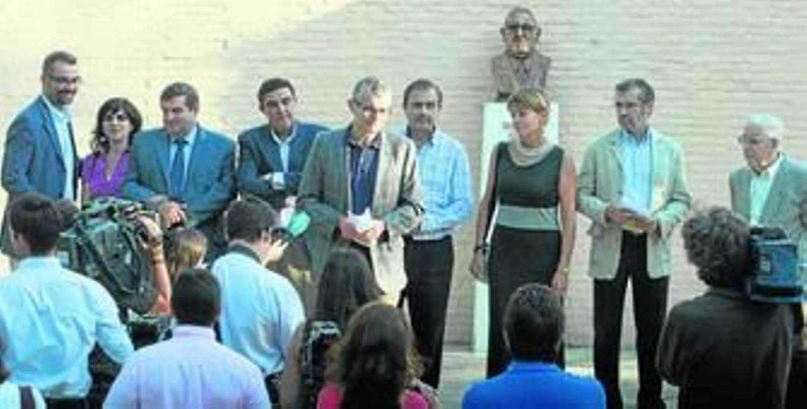 La presentación del programa de actos sobre Diego Díaz Hierro, tuvo lugar ayer en su homónima plaza. La presentación del programa de actos sobre Diego Díaz Hierro, tuvo lugar ayer en su homónima plaza.