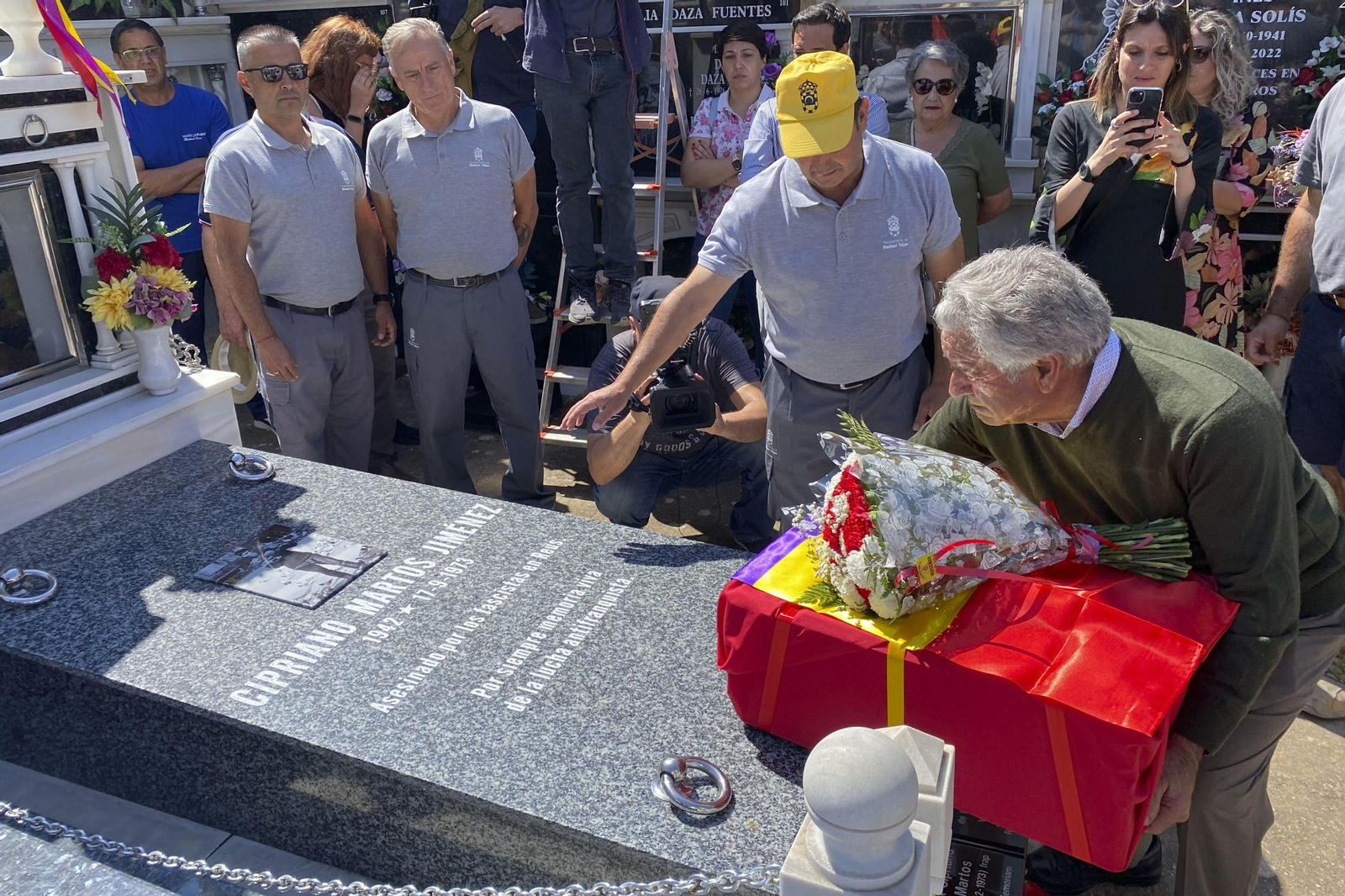 Imagen de la inhumación de los restos de Cipriano Martos en el cementerio de Huétor Tájar Imagen de la inhumación de los restos de Cipriano Martos en el cementerio de Huétor Tájar