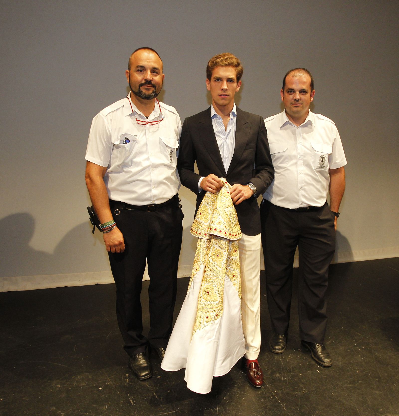 Fotogalería entrega capote de paseo al torero Ginés Marín. Feria de Almería 2019
