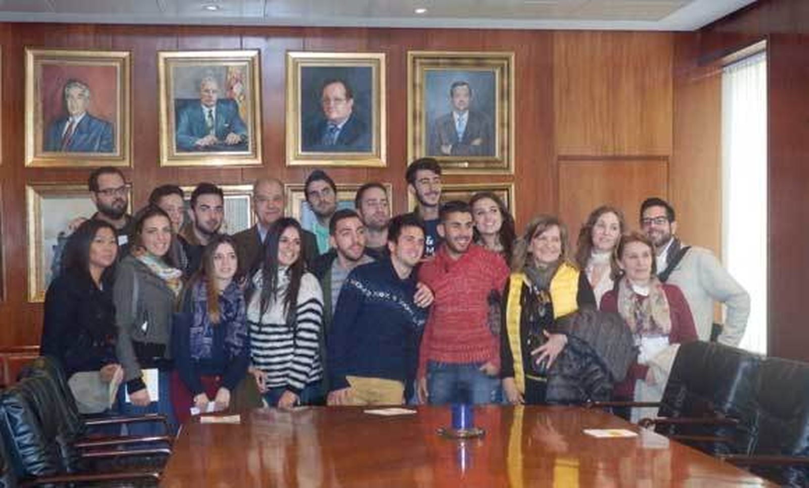 Un grupo de estudiantes, junto al delegado del Gobierno en Zona Franca.