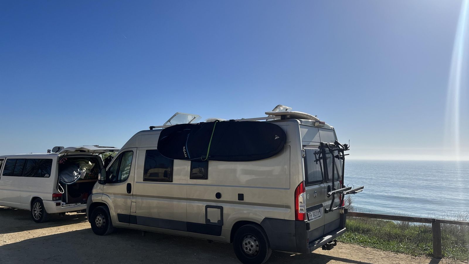 Furgonetas estacionadas en la Playa Fuente del Gallo en Conil