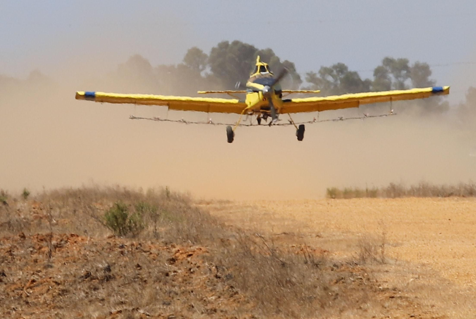 Imágenes del vuelo demostrativo de los medios aéreos del servicio de control de mosquitos