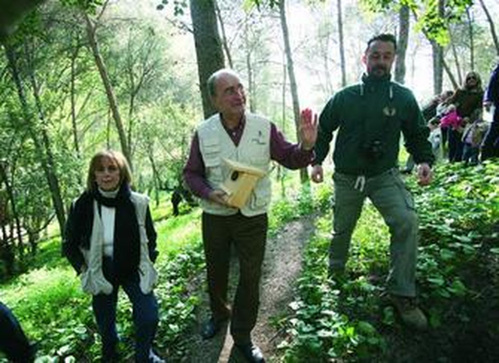 El alcalde (centro) y la concejal de Medio Ambiente del Ayuntamiento de Málaga acompañaron a los menores.