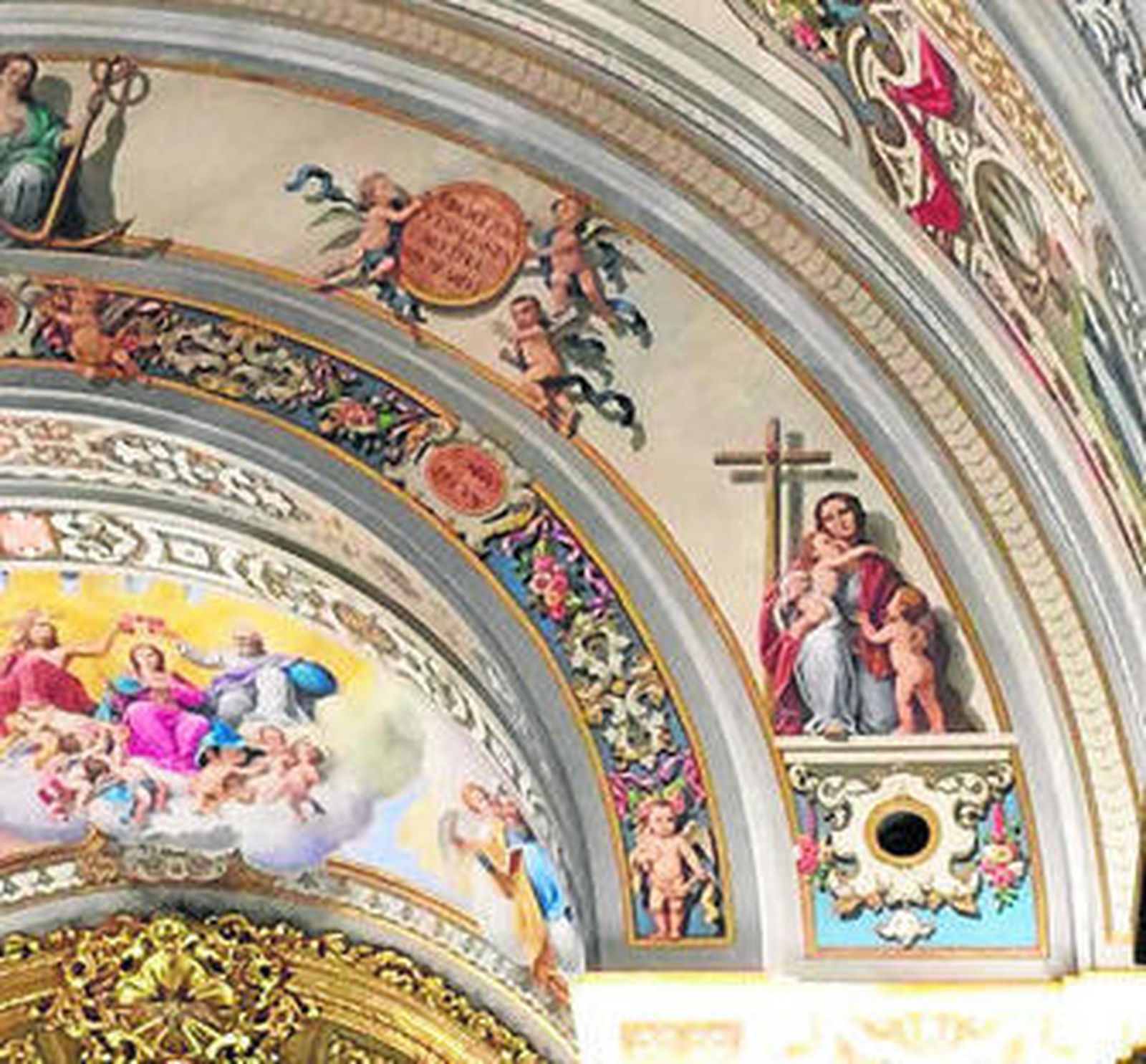 El arco toral y la bóveda central ya restaurados y detalle del antes y el después de la intervención de un ángel.
