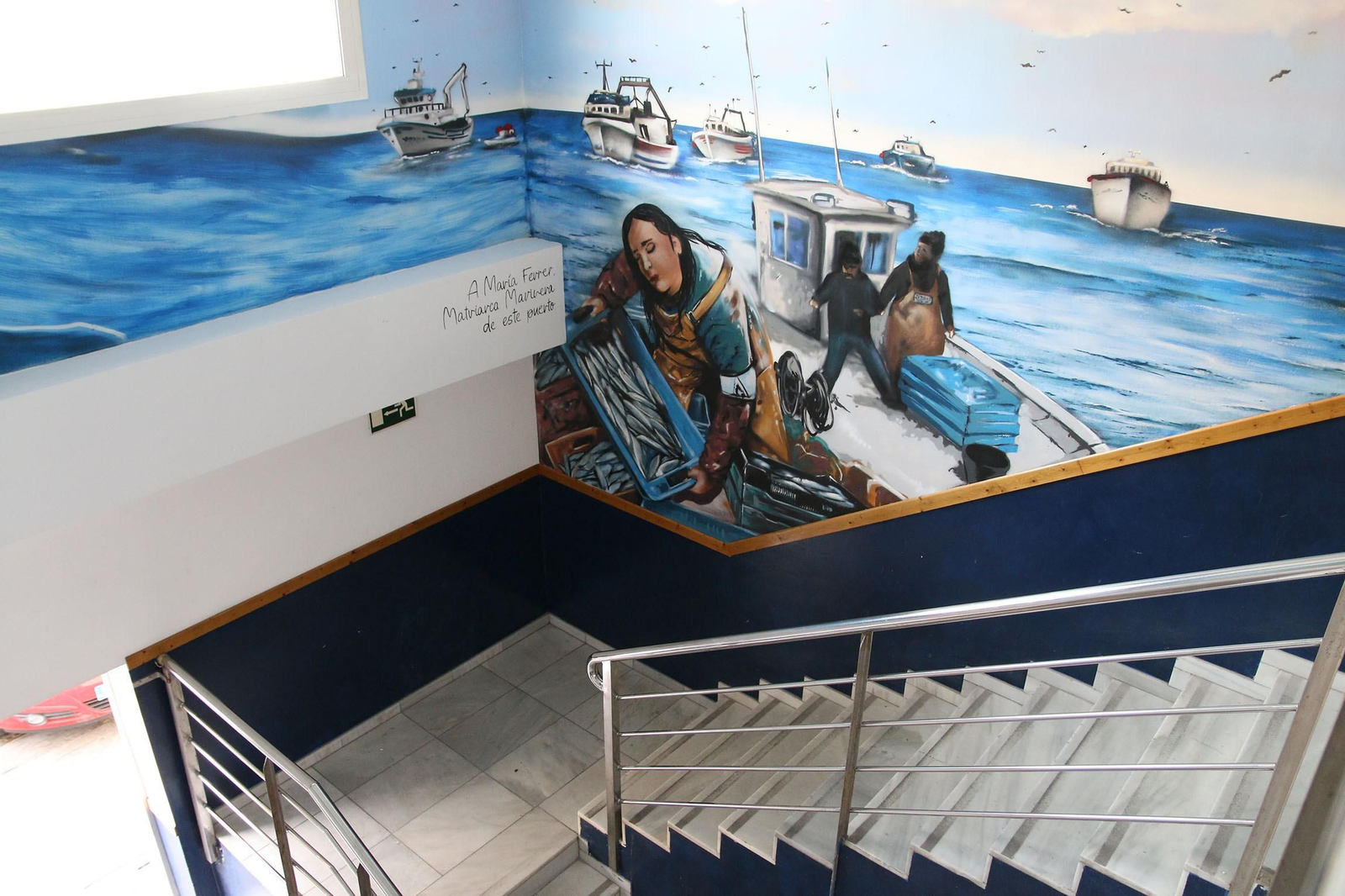 El artista grafitero Nauni convierte la entrada principal de la lonja en una especie de centro de interpretación de la pesca