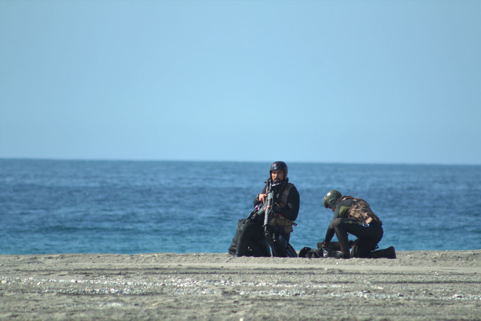Paracaidistas, aviones y persecuciones marítimo-terrestres, los ensayos de las Fuerzas Armadas en Motril, en imágenes
