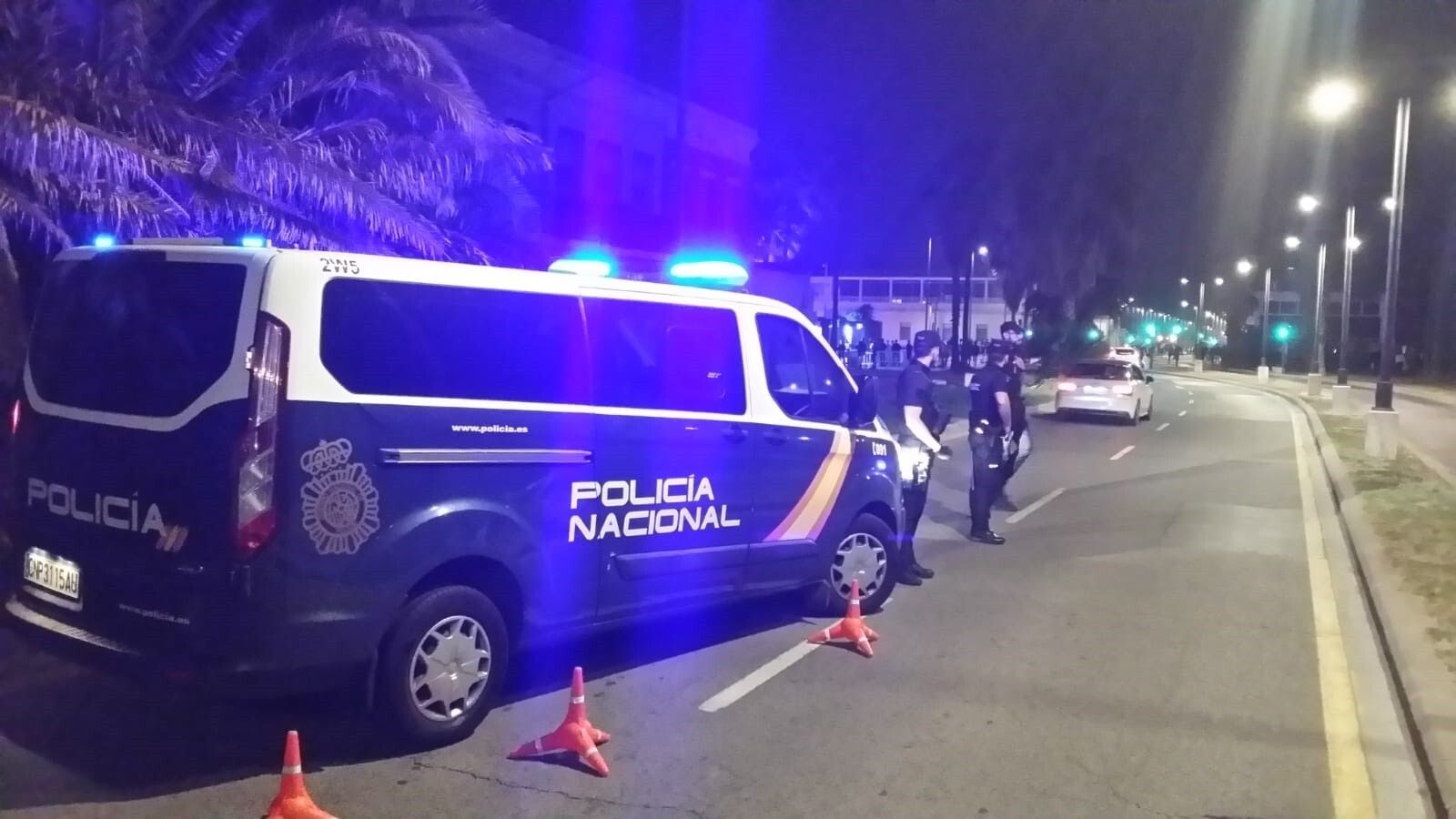 Policías nacionales desplegados en Los Remedios la noche de Halloween de 2022.