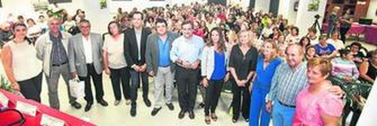 Foto de familia de las autoridades participantes junto a los cuidadores familiares y profesionales de la Comarca del Río Nacimiento.