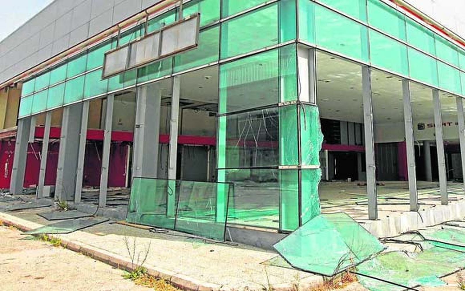 Exterior de las instalaciones del antiguo concesionario Seat situado en la avenida Tío Pepe./Miguel Ángel González