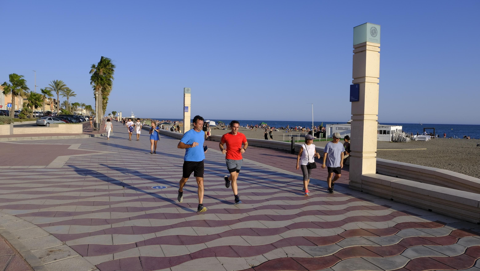 Imágenes de las hogueras de la Noche de San Juan en Almería capital