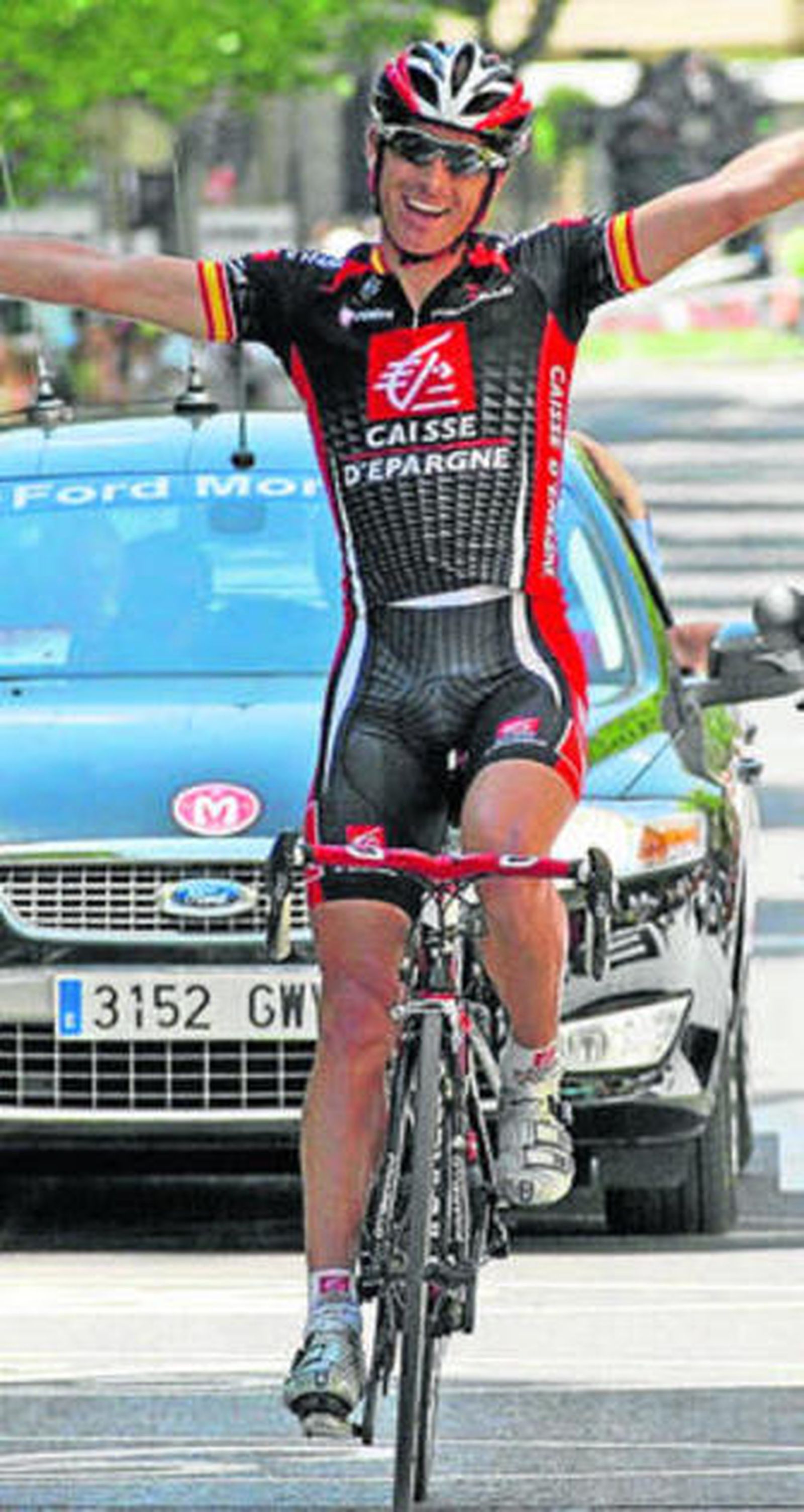 Iván Gutiérrez celebra el triunfo a su llegada a la meta.