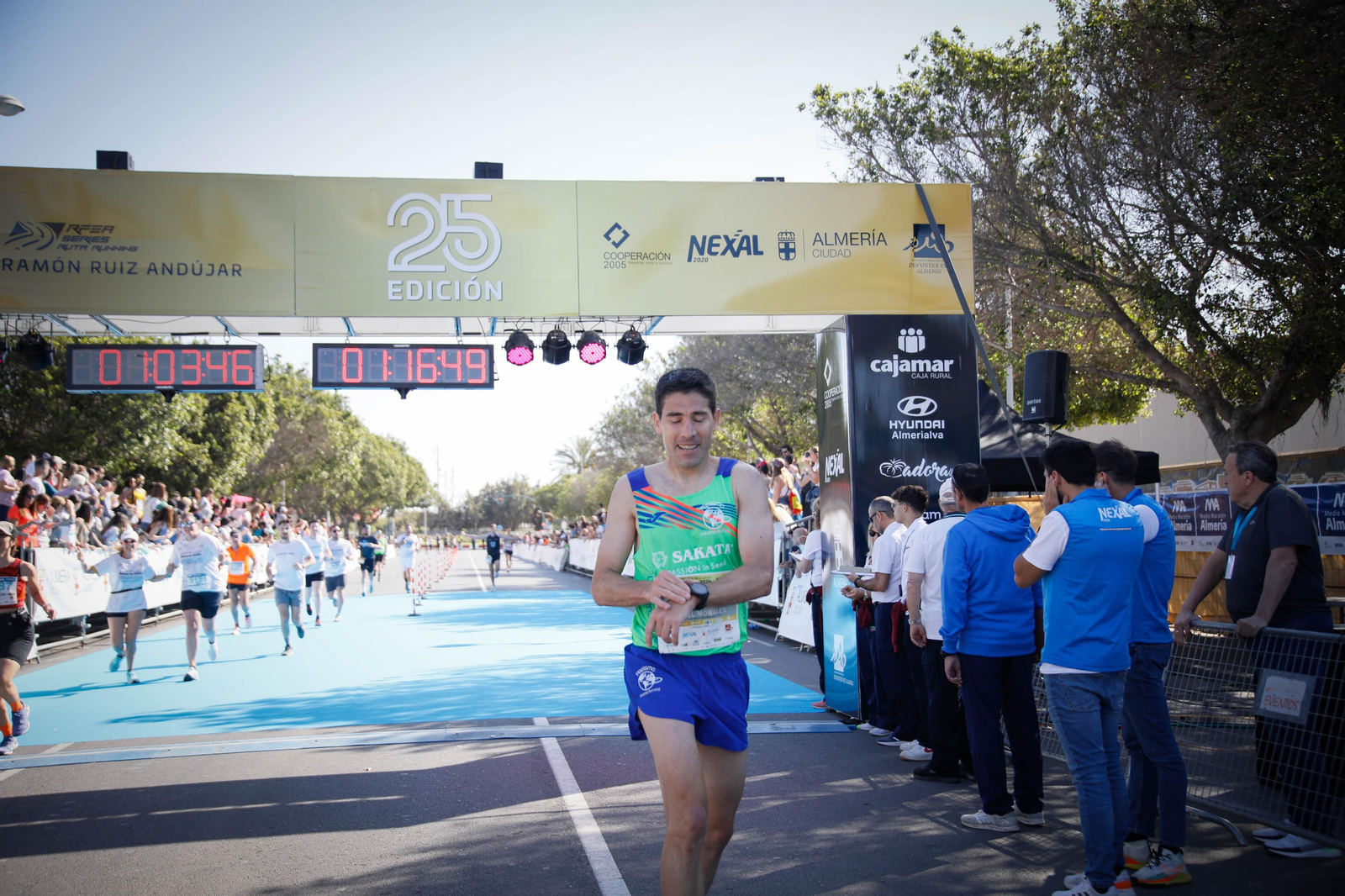 Imágenes de la llegada de la Media maratón Ciudad de Almería