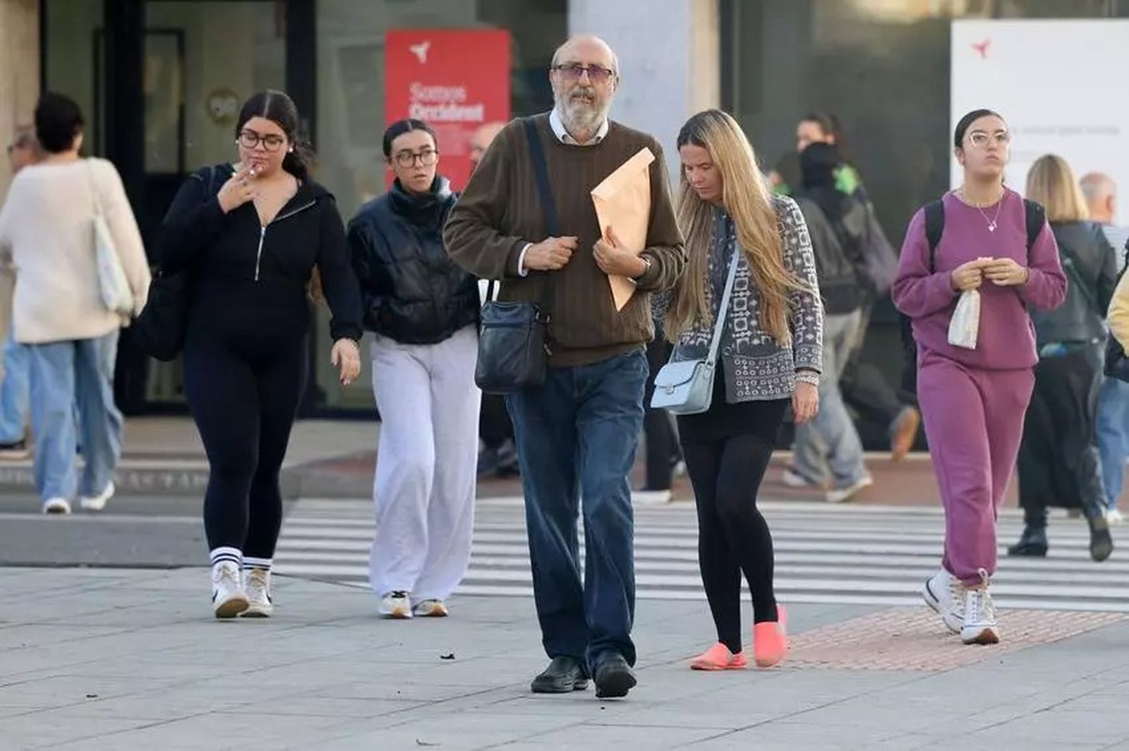 Personas por las calles de Huelva.