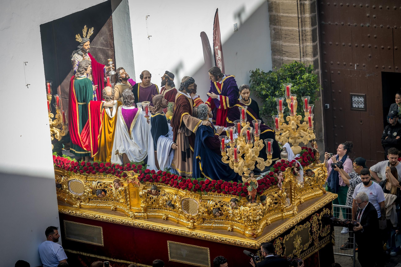 Imágenes de la salida de la Sagrada Cena en la Semana Santa de Cádiz 2025