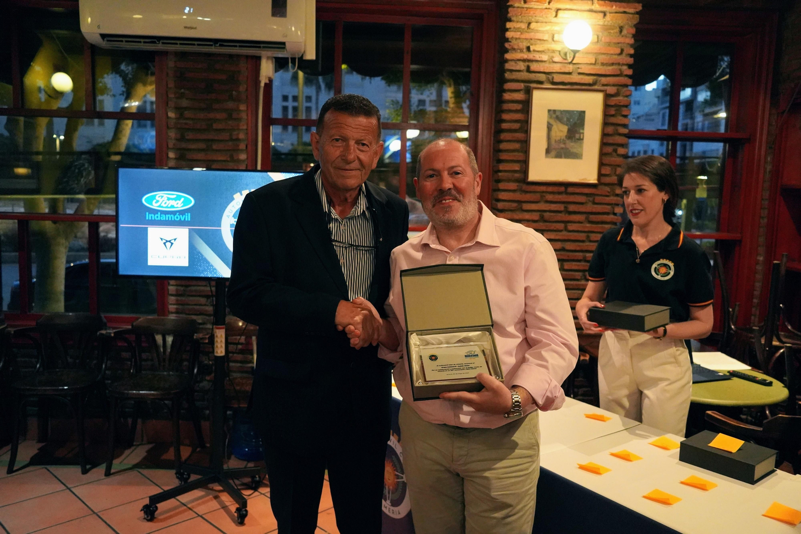 El presidente del club, José Manuel López Collado, entrega una placa, durante la gala. El presidente del club, José Manuel López Collado, entrega una placa, durante la gala.