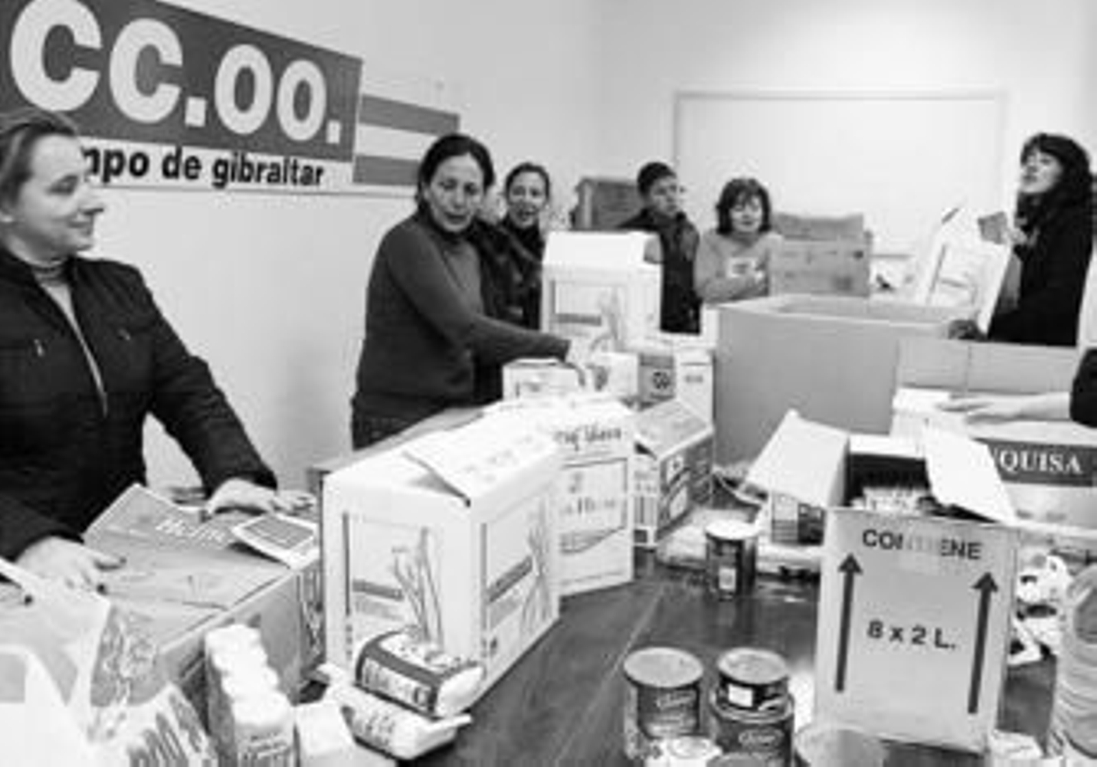 Miembros de la asociación, junto a los alimentos enviados a Tinduf.