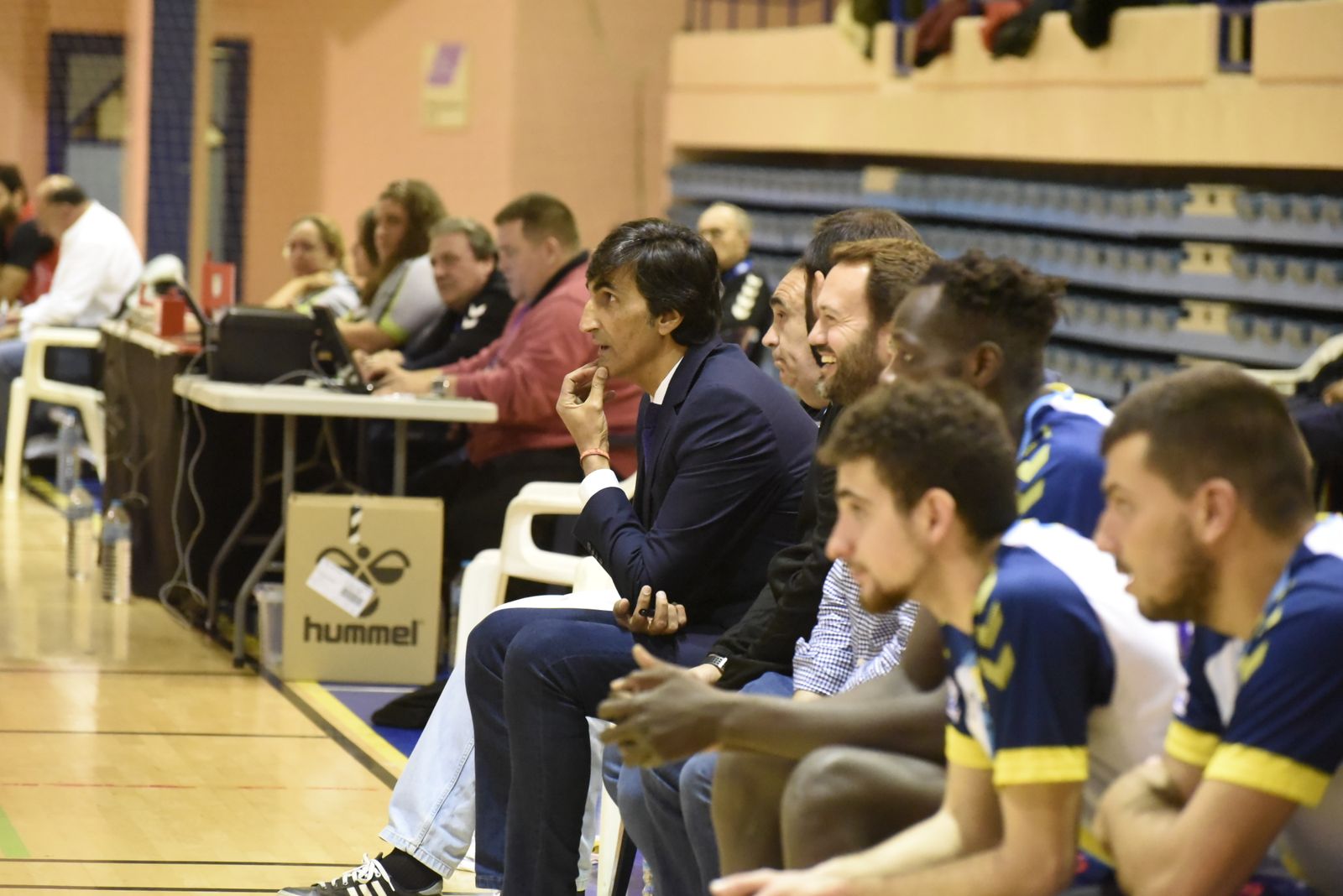Javi Malla, entrenador de Udea, en su banquillo