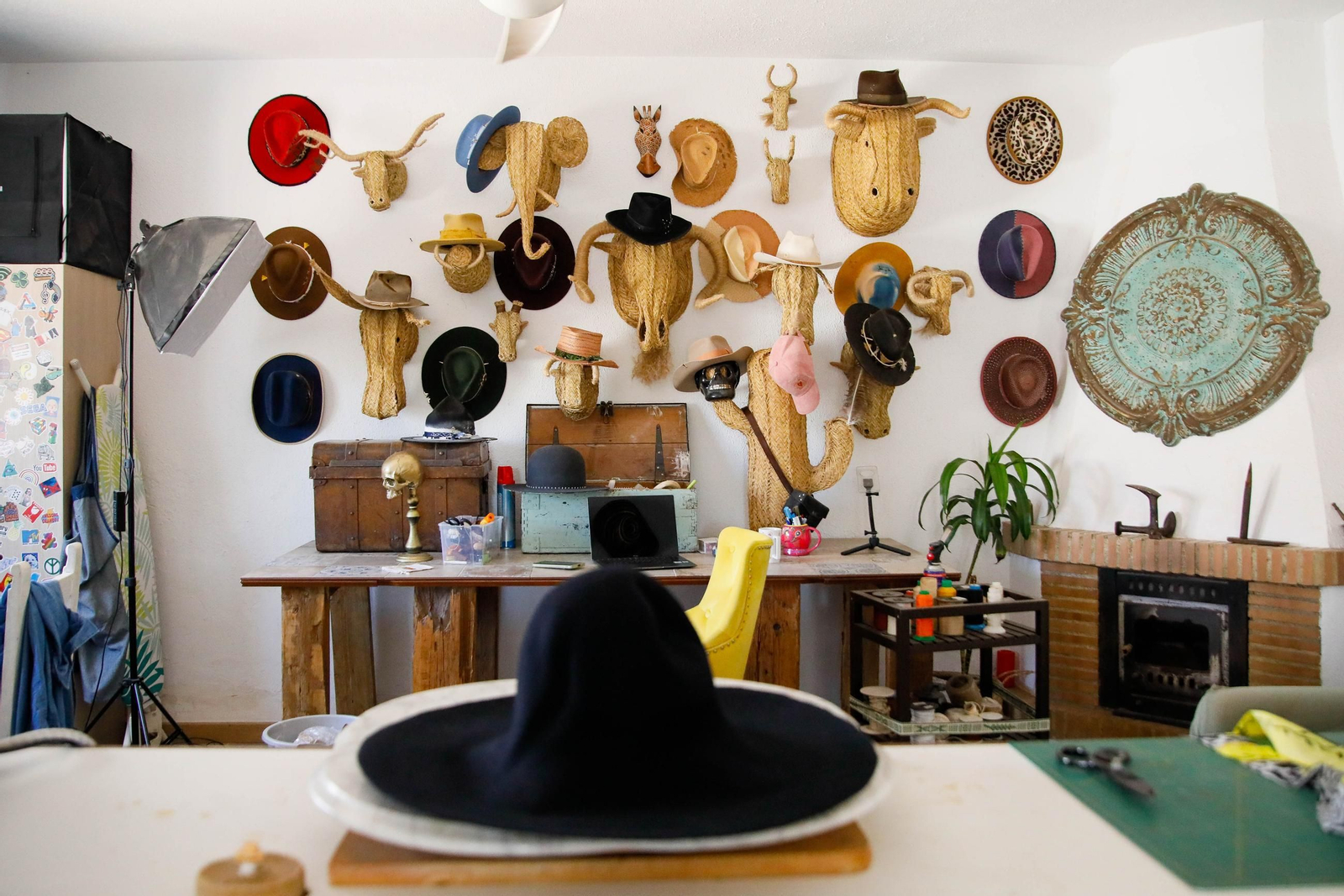 Imágenes del proceso creativo en sombreros de Alejandro Mateo