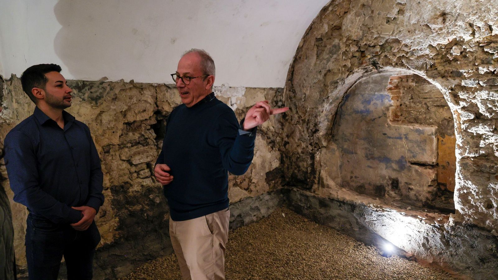 Hani Ouatfeh Ramírez, uno de los socios del restaurante Casa Mikva, conversa con el arqueólogo Fernando Amores.