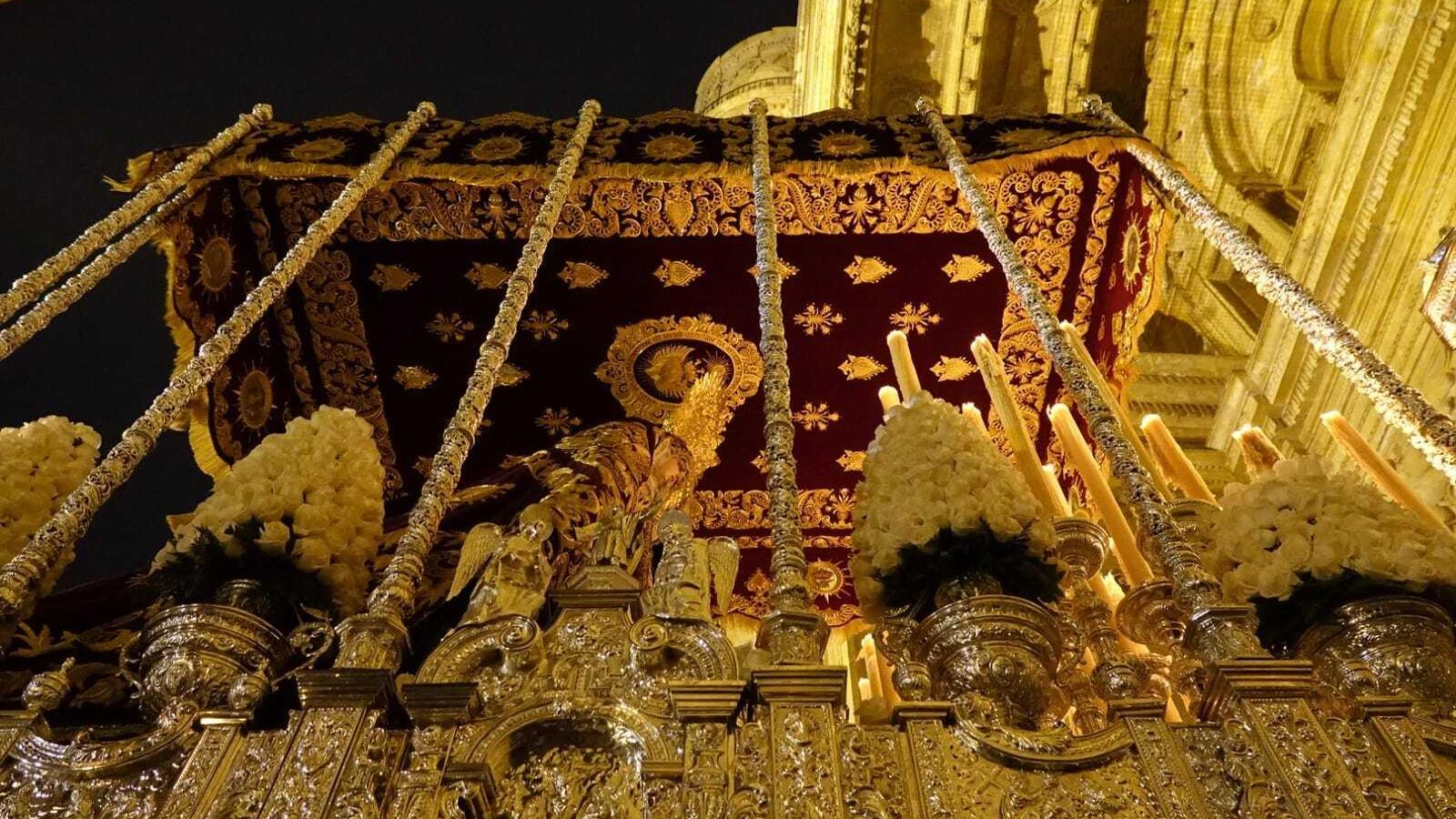 María Santísima del Amor Doloroso entra en la Catedral.